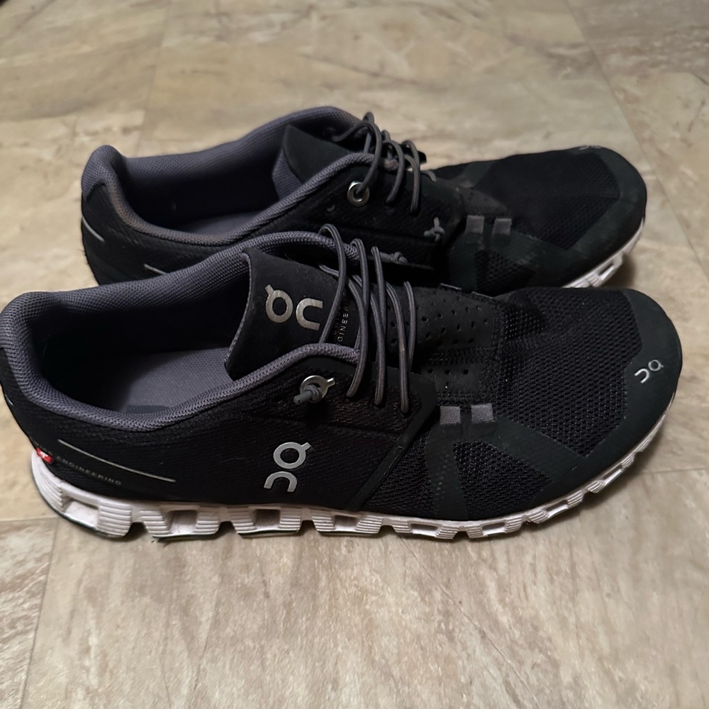 ON CLOUD tennis shoes 🤍🖤